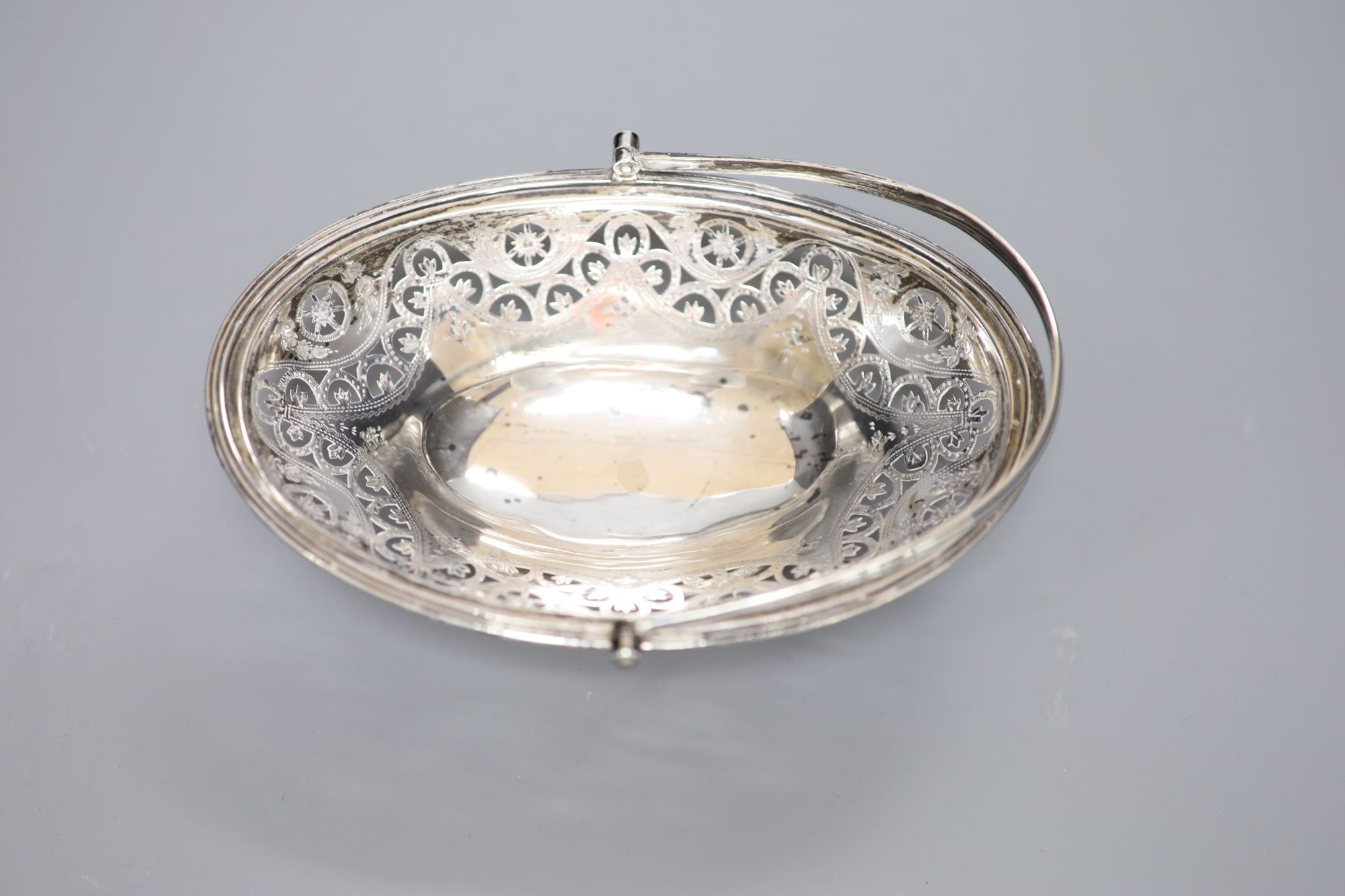 A George III pierced oval silver bon bon basket, London 1807, maker John Eames, 16.1cm, 4.5oz.